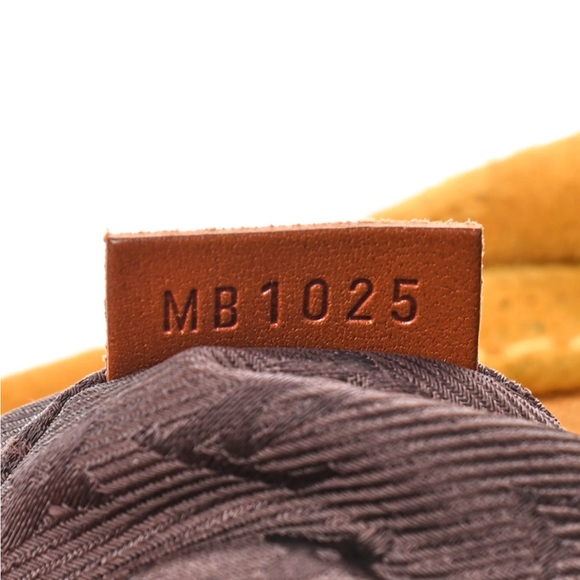 Louis Vuitton suede mahina onatah PM in maize - Picture 8 of 10